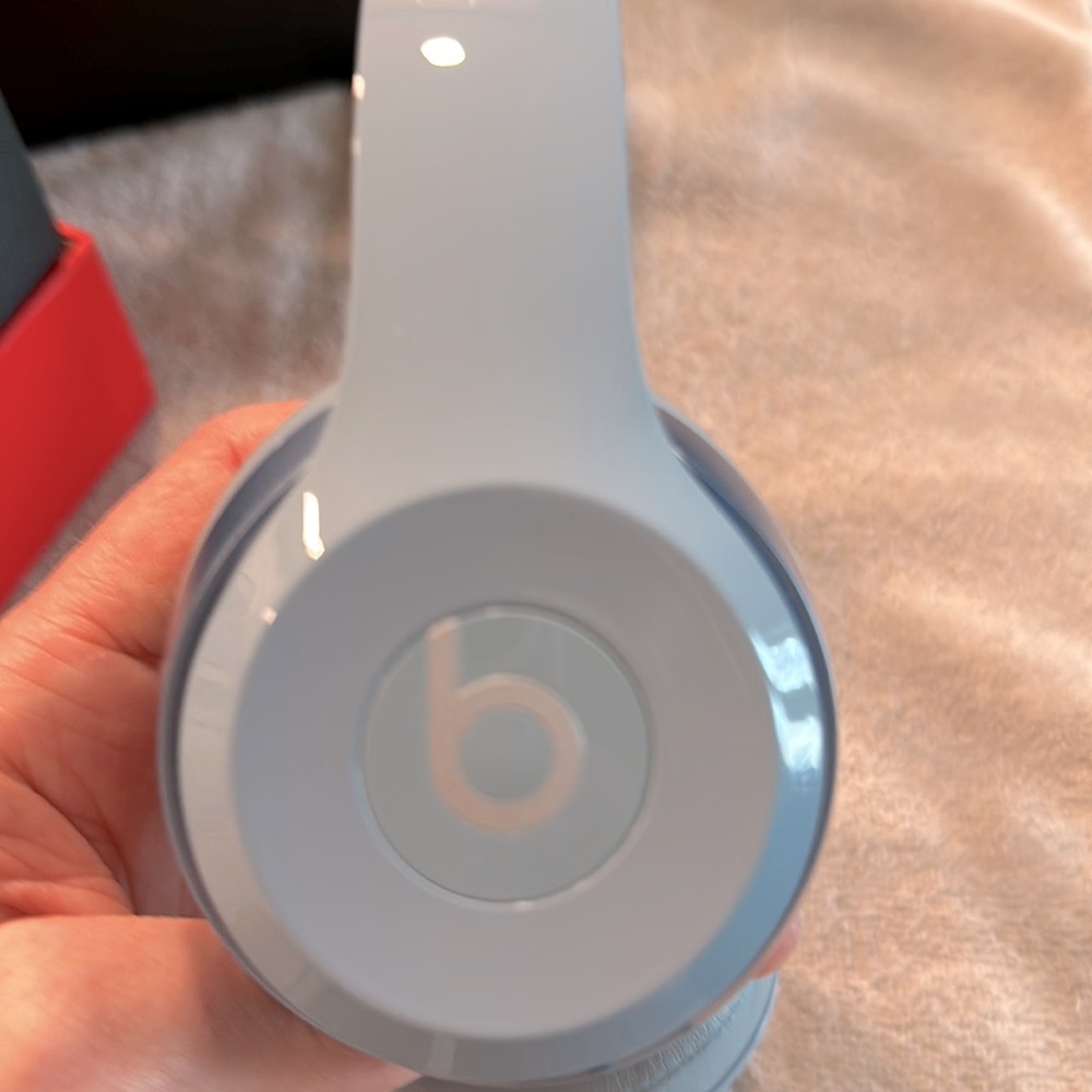 Beats Solo 2 Headphones - Picture 3 of 9